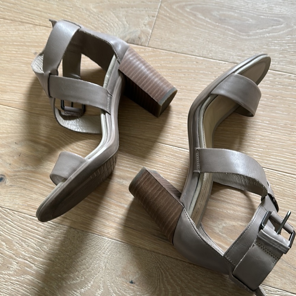 ECCO HEELS. Perfect condition Grey Sz 7 - Picture 3 of 4